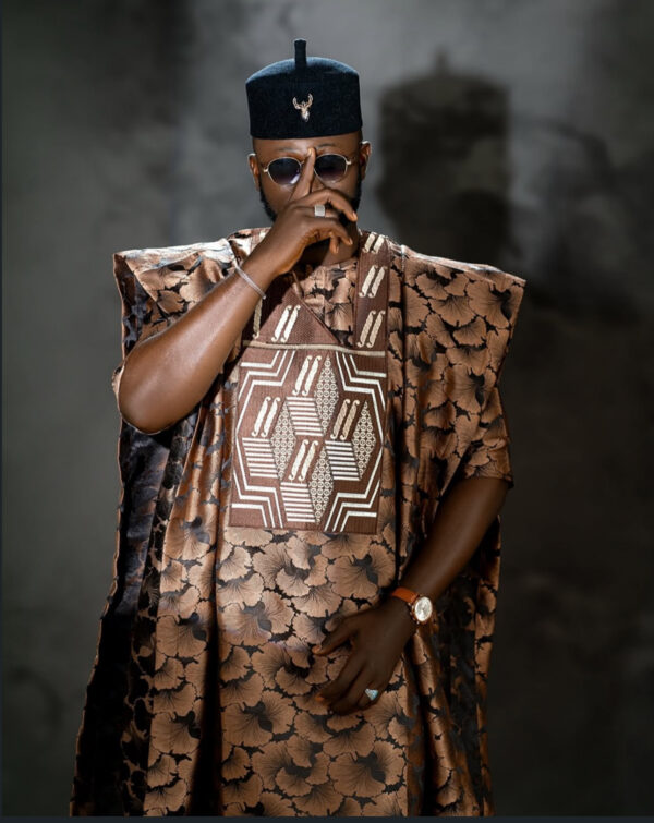 - Regal monochrome brown Agbada - - Image 2
